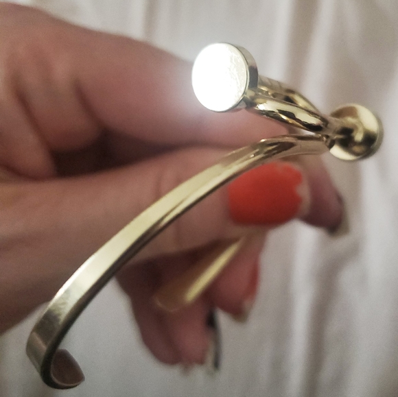 New Twisted Nail Head Gold Cuff Bracelet. - Picture 2 of 15